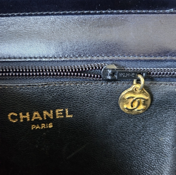 EUC vintage Chanel gold chain purse - Picture 11 of 17